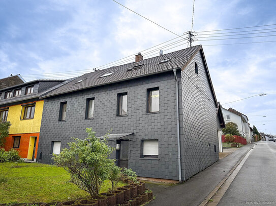 Vermietetes Dreiparteienhaus mit 5 Garagen in verkehrsberuhigter Nebenstraße von Riegelsberg