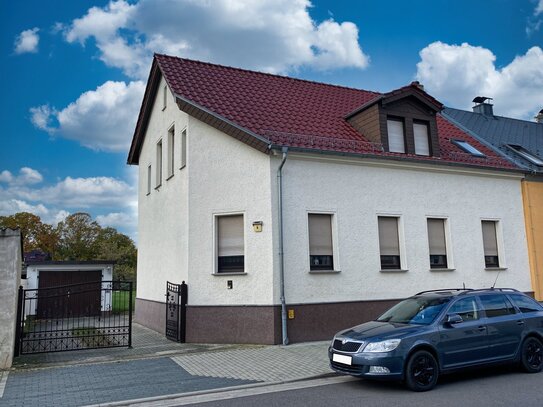 Neuer Preis: Gepflegte DHH mit 2 Garagen, Dachterrasse und großem Gartengrundstück