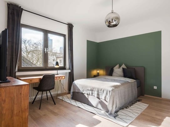 Geräumiges, helles Zimmer in einem Co-Living-Apartment in Frankfurt