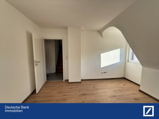 Dachgeschosswohnung - mit ausgebautem Dachstuhl in neuwertigem Zustand