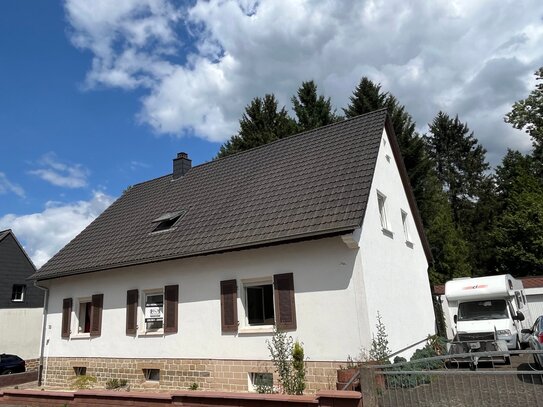 ***VERKAUFT*** Freistehendes Zweifamilienhaus mit parkähnlichem Grundstück in Rammelsbach