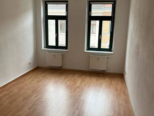 Bezugsfreie, gepflegte 2 Zimmer Wohnung mit Balkon und EBK in ruhiger Straße am Weißeplatz