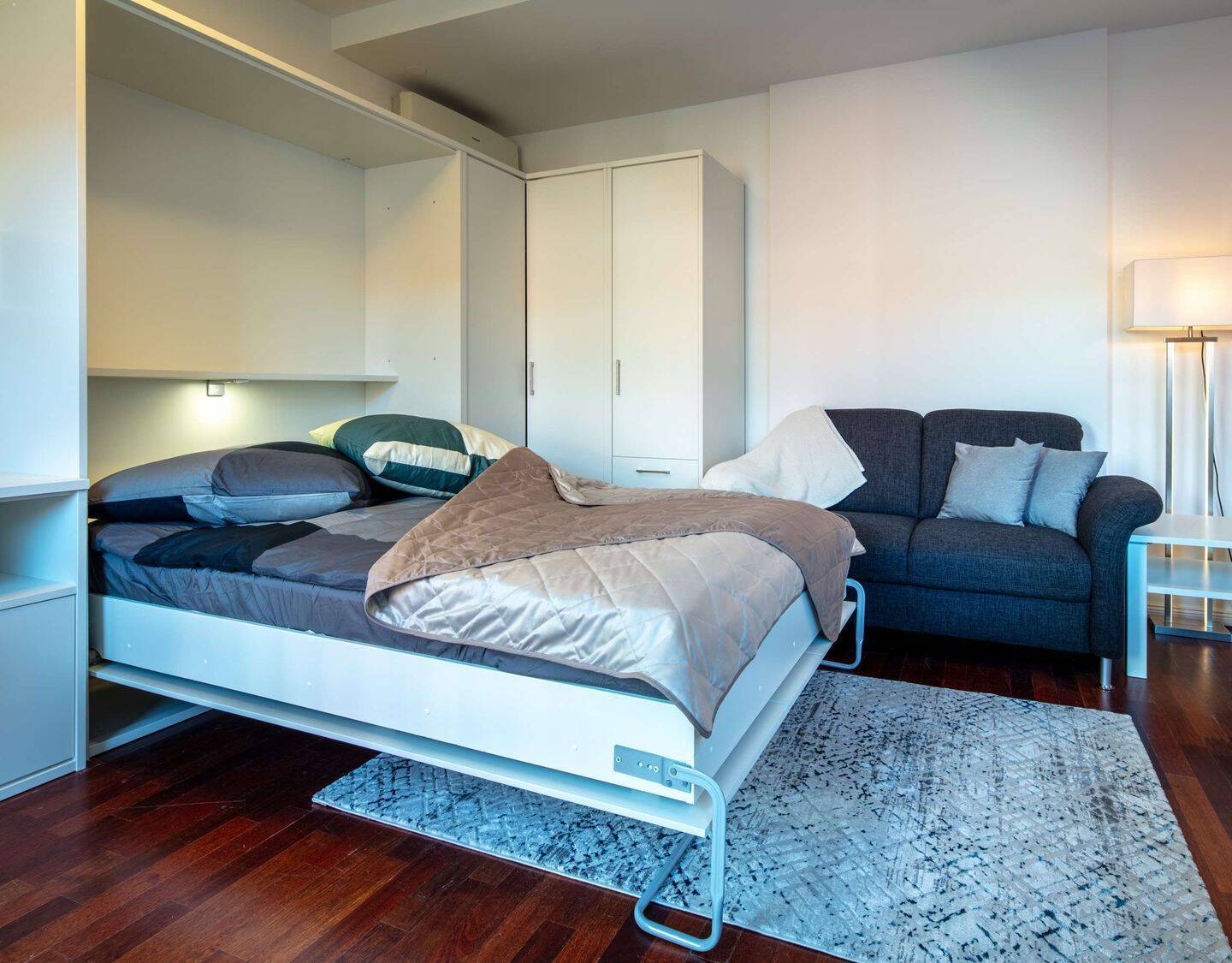 Möblierte Dachgeschosswohnung mit Fahrstuhl mitten in der Hauptstadt - Photo 1