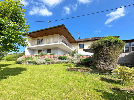 Butzweiler: Einfamilienhaus in gepflegtem Zustand mit schönem Garten, Terrasse, Balkon und Garage