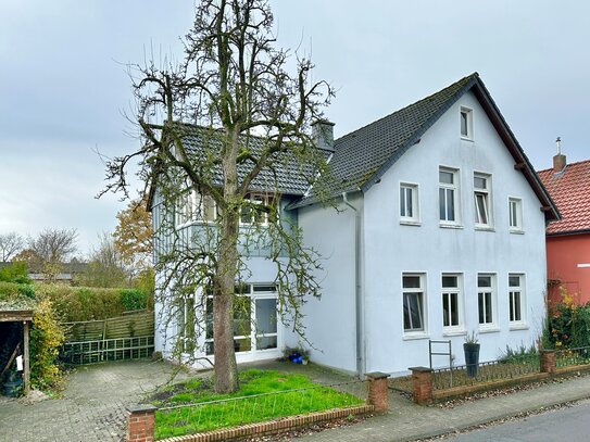 Großzügiges Wohnhaus mit Einliegerwohnung im OG in TOP-zentraler Lage von Brake