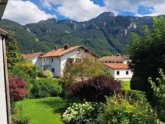 Der Kampenwand sehr nah. Komplettes Obergeschoß in Zweifamilienhaus in ruhiger Lage sofort frei.