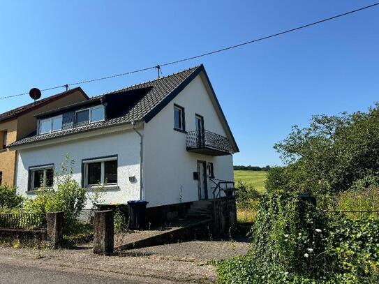 DHH, weitgehend saniert, gr. Grundstück