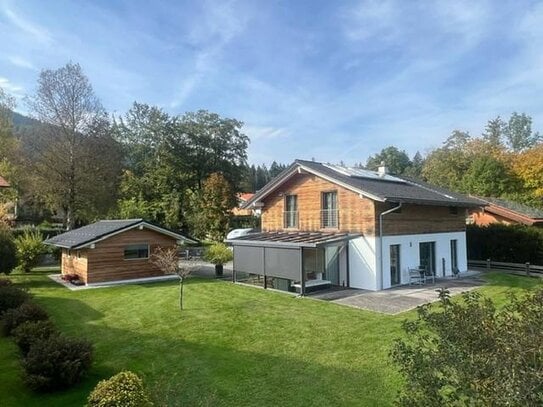 Freistehendes exklusives Einfamilienhaus mit traumhaften Bergblick