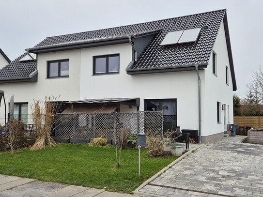 Moderne Doppelhaushälfte mit großzügiger Terrasse und kleinem Garten in ruhiger Wohnlage von Stralsund zu vermieten