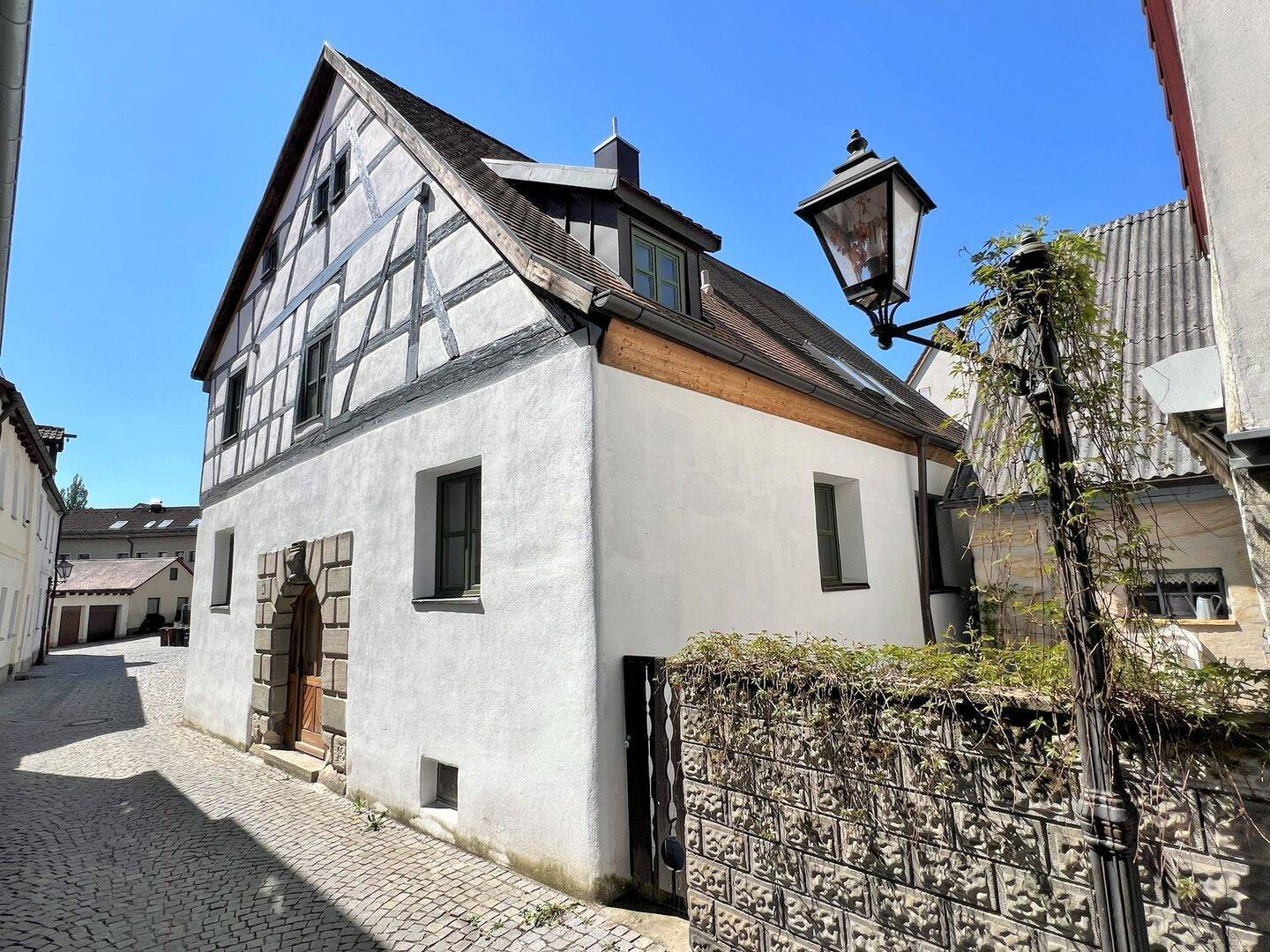                                                               Romantisches, saniertes Altstadthaus im historischen Stadtkern in ruhiger Lage&hellip;                                                       in Altdorf (Landshut)