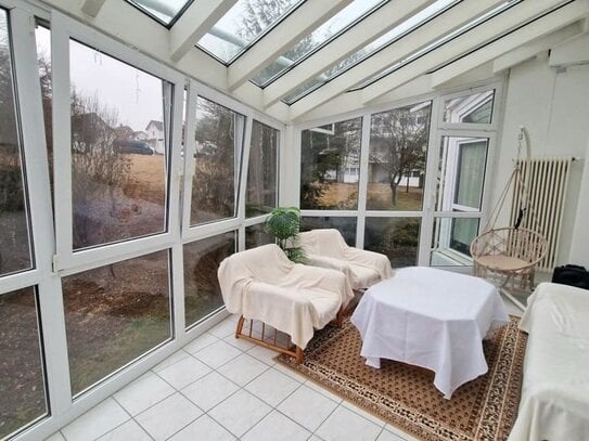 Gepflegte 2-Zimmer-Wohnung mit Wintergarten und Balkon mit Blick ins Eyachtal