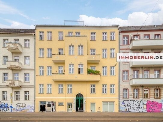 IMMOBERLIN.DE - Charmante Stuck-Altbauwohnung mit Balkon beim Bahnhof Lichtenberg