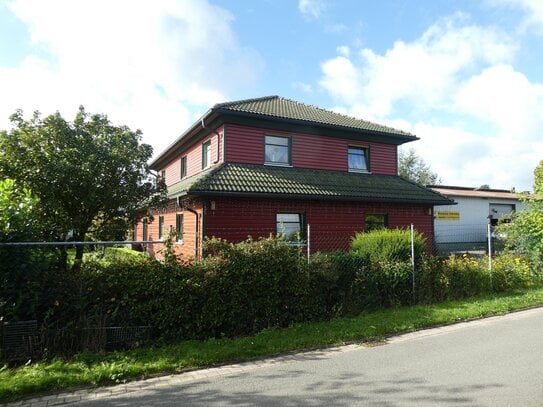 Wohnhaus aus Holz mit Lagerhalle