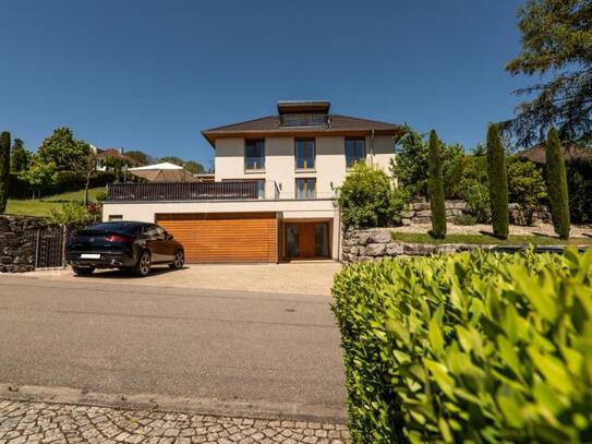 Bezugsfreies Einfamilienhaus mit Panoramaseeblick und mediterraner Gartenanlage