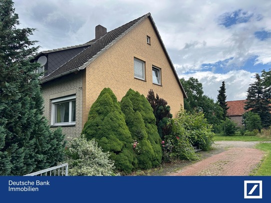 Sanierungsbedürftiges Zweifamilienhaus in Helstorf