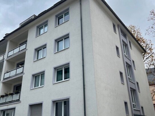 TOP LAGE! Renovierungsbedürftige Hochparterre-Wohnung mit Balkon!