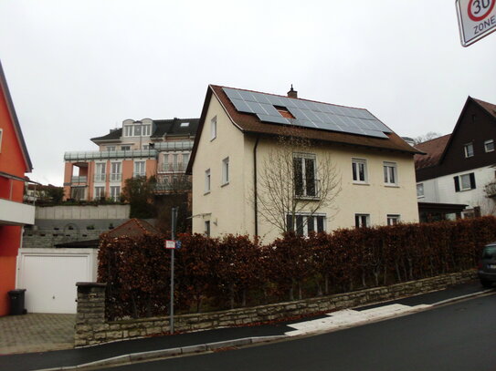 Großes Einfamilienhaus mit Garten und Garage