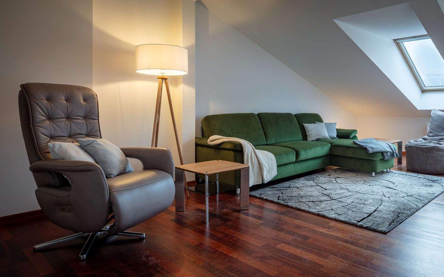 Möblierte Dachgeschosswohnung mit Fahrstuhl mitten in der Hauptstadt - Foto 1