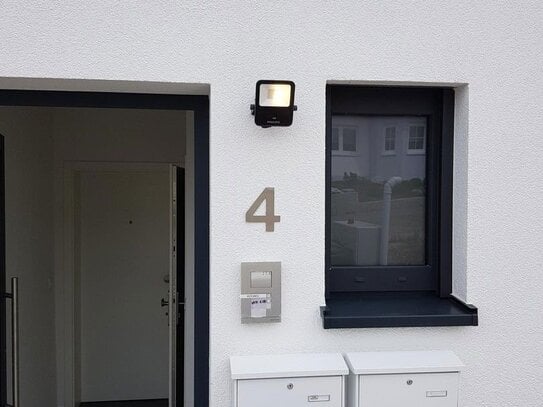 Ohne Makler und frei ab 30.06.2025! Maisonettewohnung mit großem Garten. Energieklasse A+.