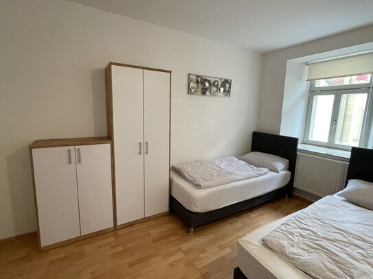 3-Zimmerwohnung mit 2 Schlafzimmer, TV, Internet, Wohnzimmer, Küche, Dusche/Wc, Waschmaschine, Trockner und Parkplätze