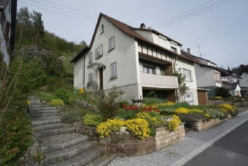 Charmantes 2-Familienhaus mit großzügiger Garage und Gartengrundstück