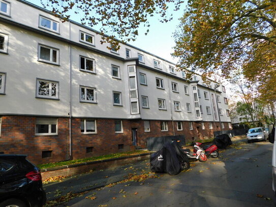 Einzugsbereit neu renovierte Wohnung mit Balkon, ideal als Paar!