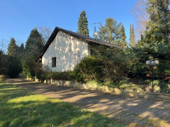 Einzigartiges Grundstück ... Einfamilienhaus mit Hallen auf einem parkähnlichem Grundstück