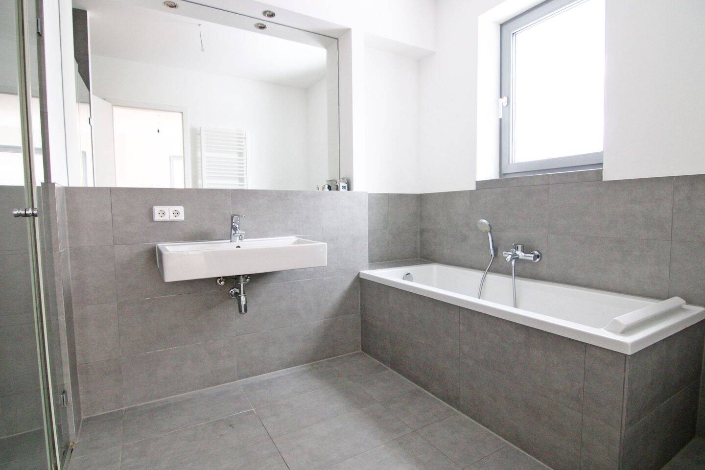 Weitläufiger Wohntraum direkt am Park: Wohlfühlwohnung mit allen Extras und TG-Stellplatz! - Foto 1