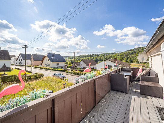 Wohnhaus mit 2 Wohneinheiten, Innenhof, Gewerbeeinheit, Garage und zusätzlichem Grundstück