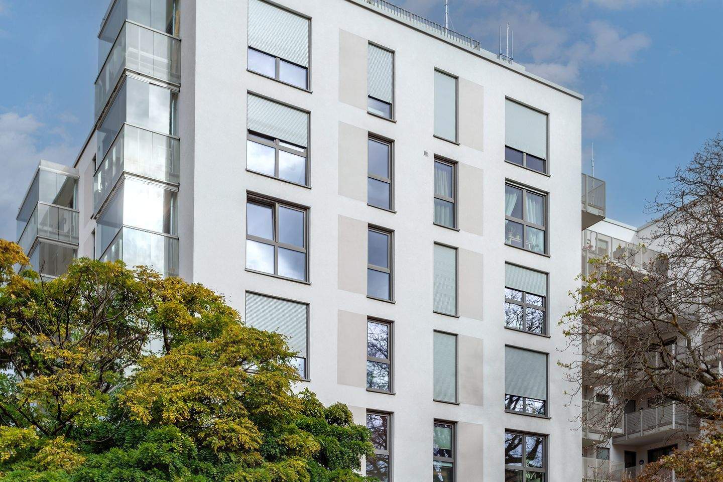 Friedenau: Helle Neubauwohnung mit zwei Balkonen und Tiefgaragenstellplatz