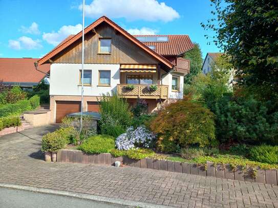 Zweifamilienhaus mit Doppelgarage in idyllischer Lage in Diemelstadt-Wrexen