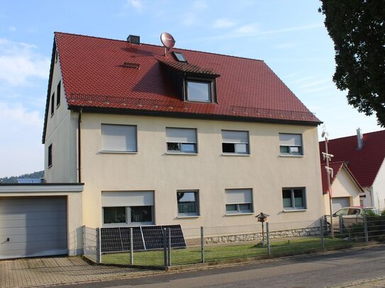 IM DREIFAMILIEHAUS: Erschwingliche Dachgeschosswohnung mit Gartenbenutzung