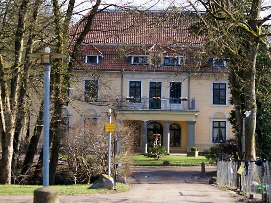 Denkmalgeschütztes Schloss mit zwei Nebengebäuden und großem Schlosspark mit zwei Weihern