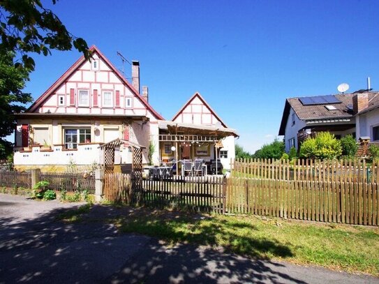 Liebevoll gestaltetes Fachwerkhaus mit schönem Garten und überdachter Terrasse