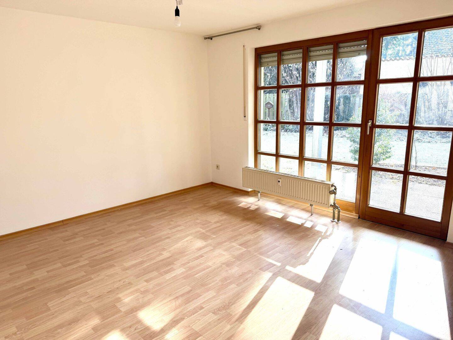                                                               Sch&ouml;ne, helle 2- Zimmer-EG- Wohnung mit ansprechender S&uuml;d-Terrasse/TG- Stellpl.                                                       in Altdorf (Landshut)