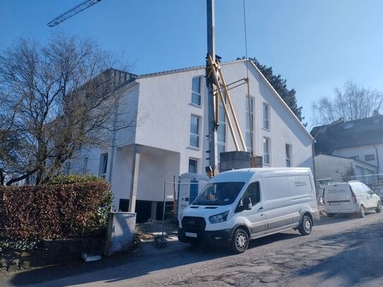 Hell und Modern = Neubau-ETW mit großem Balkon, dachhohem Wohnraum u Aufzug u Tiefgarage