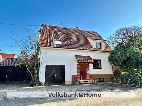 Einfamilienhaus in zentraler Lage mit großem (Bau-) Grundstück