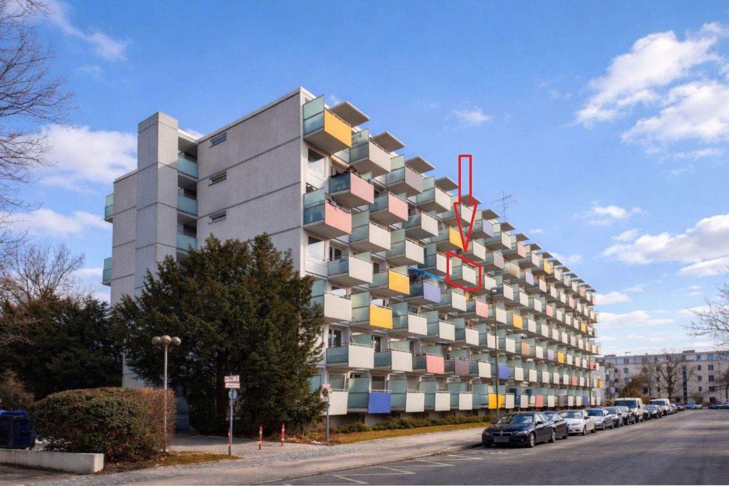 Frisch renovierte 1-Zimmer-Wohnung in Bogenhausen mit Westbalkon, Aufzug und Schwimmbad