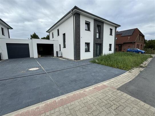 Neubau, Erstbezug! Moderne Stadtvilla mit 186qm Wohnfläche, incl. Garage, Pflasterarbeiten uvm.