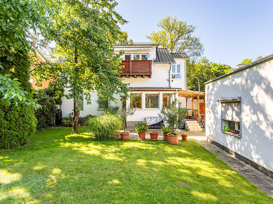 Wunderschönes Zweifamilienhaus mit traumhaftem Garten