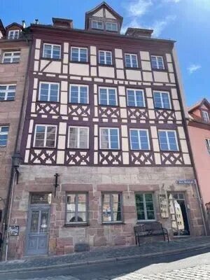 Traumhafte Altbauwohnung in einem der 10 ältesten, denkmalgeschützten Fachwerkhäusern Nürnbergs mit Blick auf die Burg