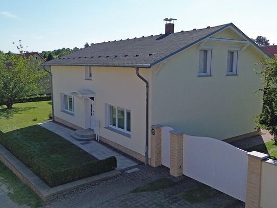 Einfamilienhaus mit Doppelcarport, Stall und gepflegtem Grundstück (Teilung in 2 Einheiten möglich)