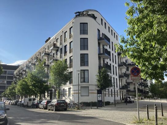 Hochwertige 2-Zimmer-Wohnung mit Balkon, Einbauküche und Tiefgarage in Charlottenburg-Berlin