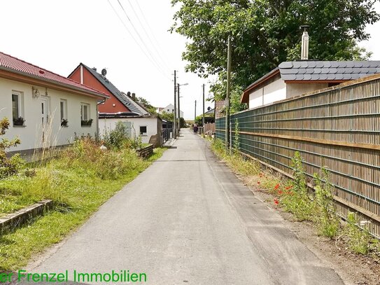 kleines EFH - auf großem Grundstück - mit Garage und Nebengelass