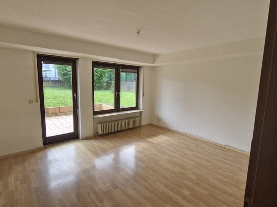 Gemütliche u. helle 2- Zimmer- Souterrainwohnung mit Terrasse u. Pkw- Stellplatz