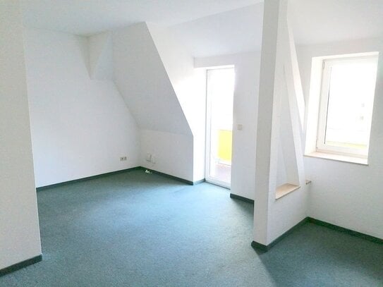 !! 2-Zimmer-Dachgeschosswohnung mit Fußbodenheizung und Balkon in ruhiger Nebenstraße !!