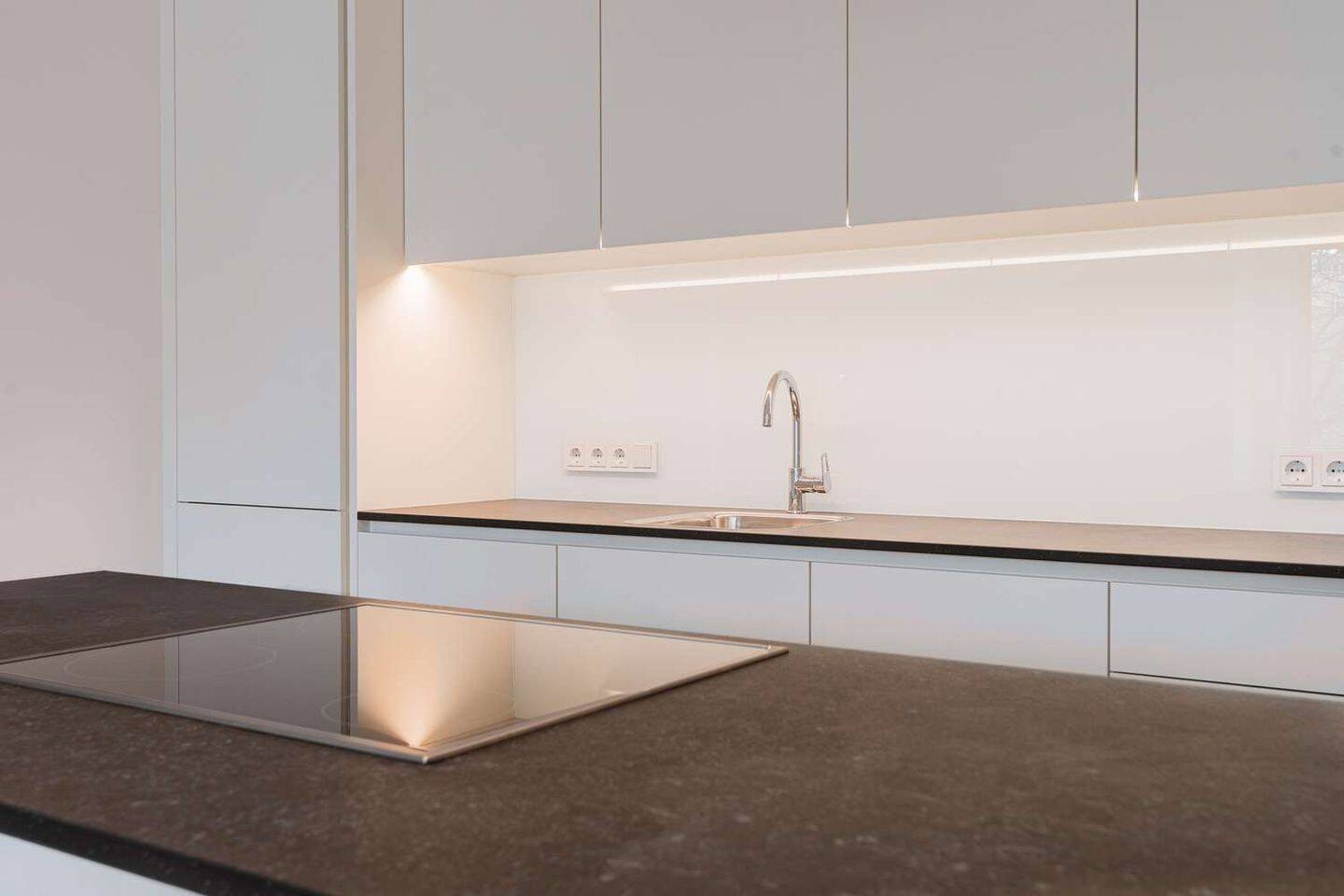 Schöne und große 2-Zi. Whg. mit hochwertiger Einbauküche & Kochinsel & Loggia! - Photo 1