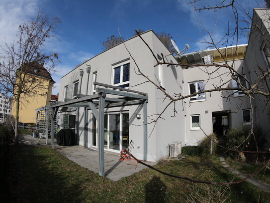 Ausgefallene Architektur-Pick Haus (EG, OG, UG) mit Terasse, Garten und Garage nähe Wöhrder See