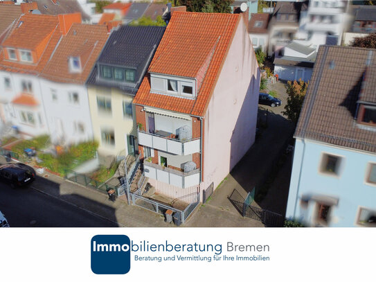 Mehrfamilienhaus mit drei Wohneinheiten, drei Stellplätzen und Garage