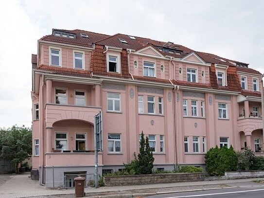 Ausgefallene DG-Wohnung in Stadtvilla mit Lichtpyramide und sichtbaren Balken